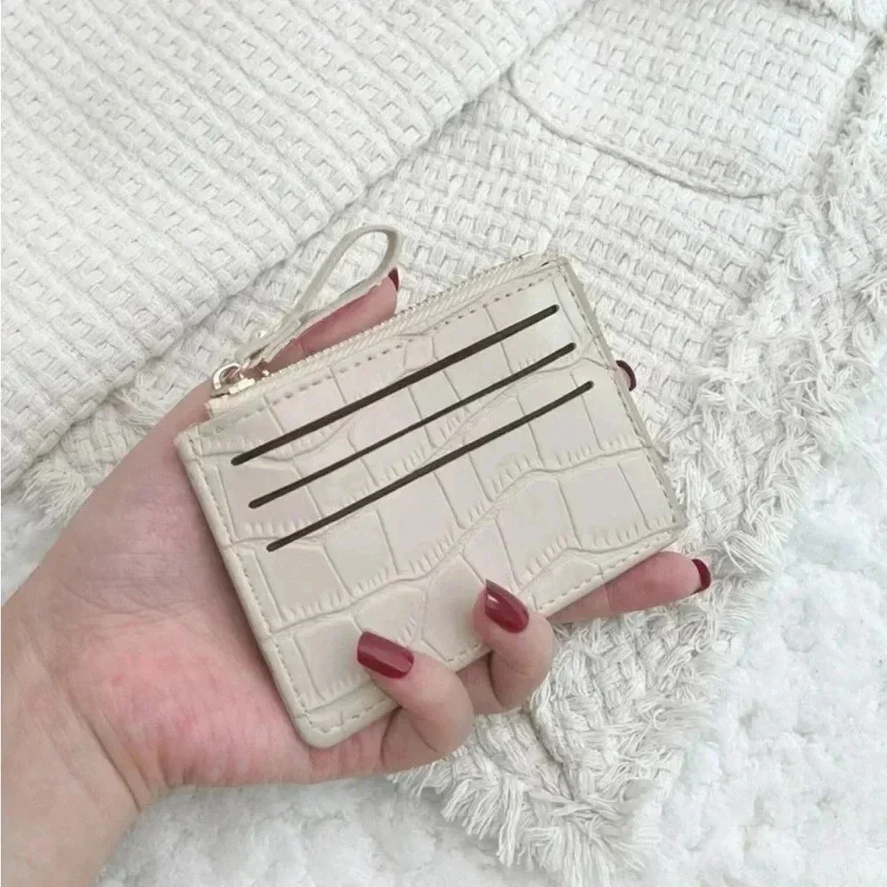 ⚠️Clearance Beige Alligator Print Cardholder / Wallet - Picture 2 of 4